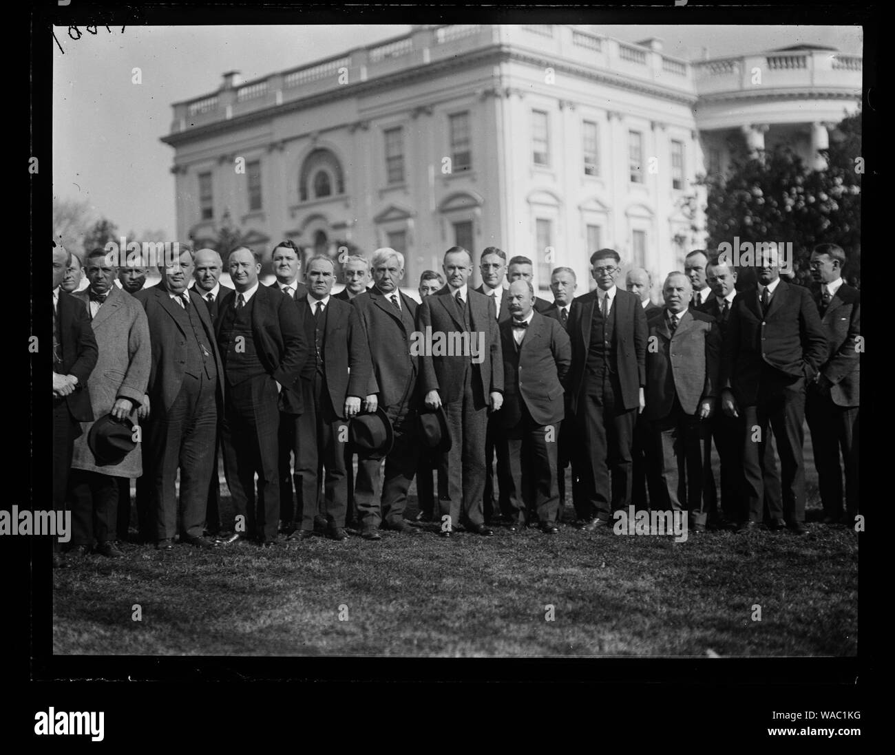 Coolidge y una delegación de los agricultores del cultivo de trigo unidos quien apeló a la pres. para el paso de Norbeck-Burtress bill para proporcionar pequeños préstamos a los productores de trigo para la compra de la granja essentials [Casa Blanca, en Washington, D.C.] Foto de stock