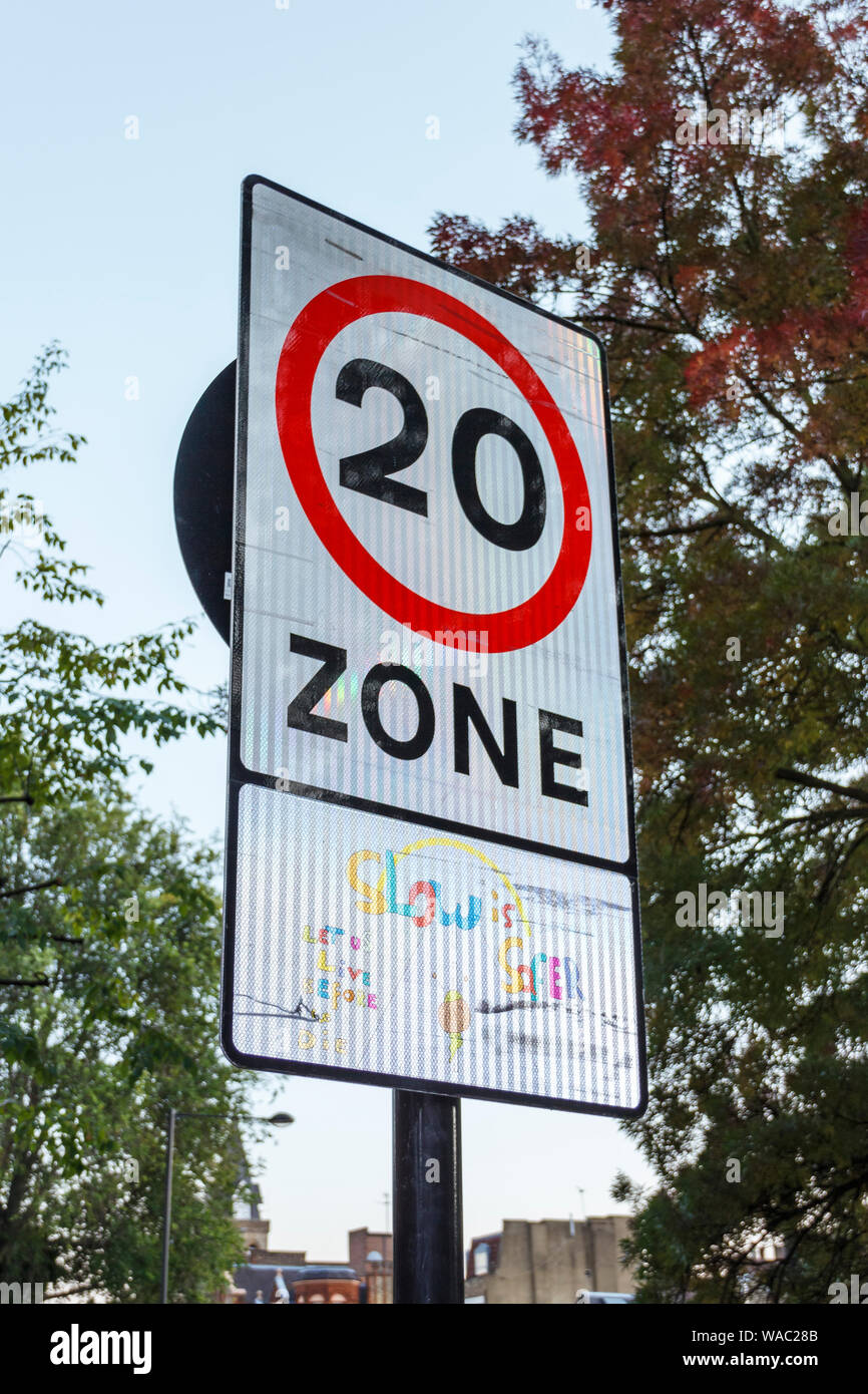 Señal de límite de velocidad en una zona de 20mph, Islington, Londres, Reino Unido. Foto de stock