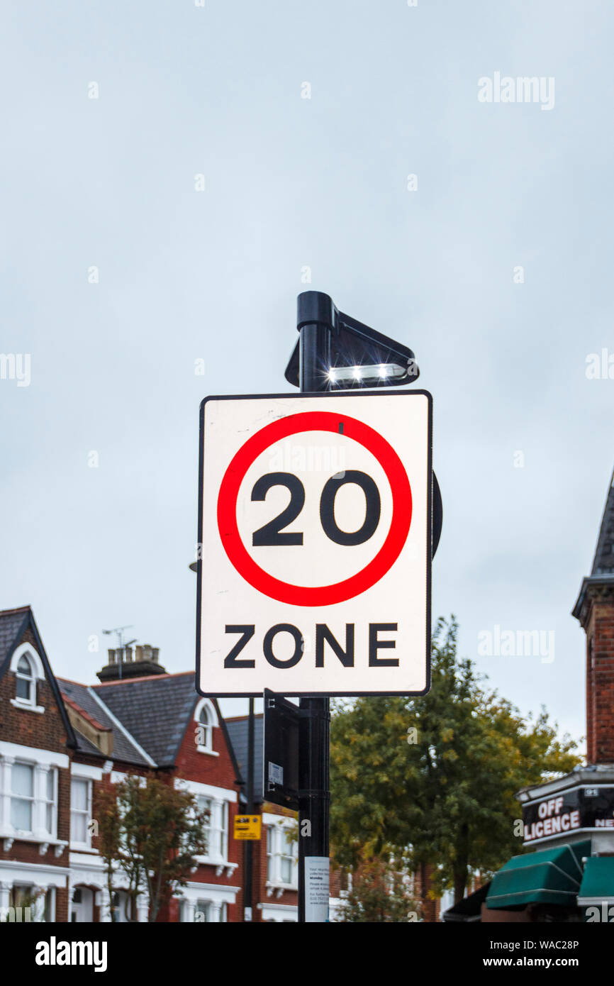 Señal de límite de velocidad en una zona de 20mph, Islington, Londres, Reino Unido. Foto de stock