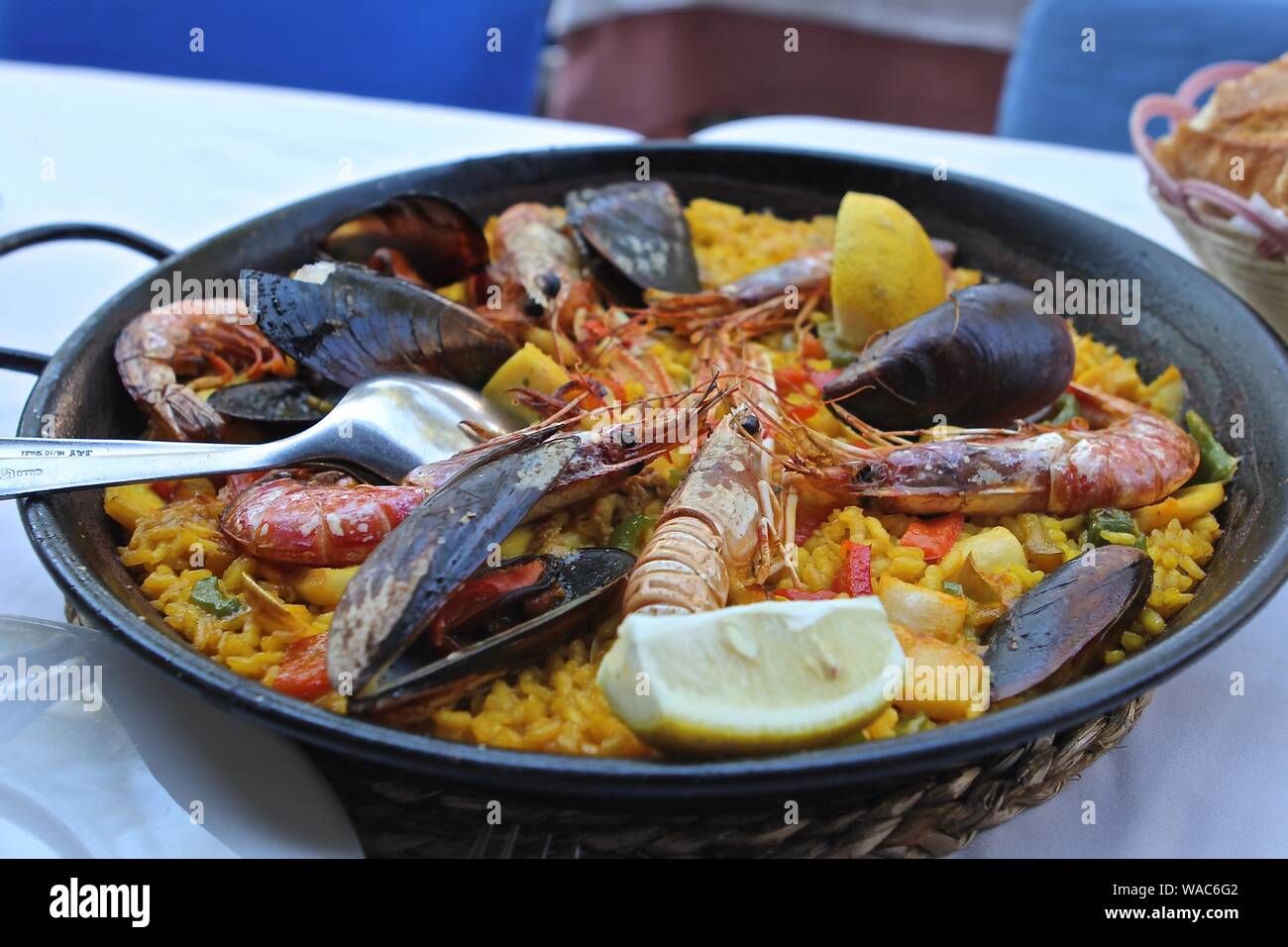 Paella de mariscos en Barcelona España cocina tradicional por la playa en  Barcelona, España Fotografía de stock - Alamy