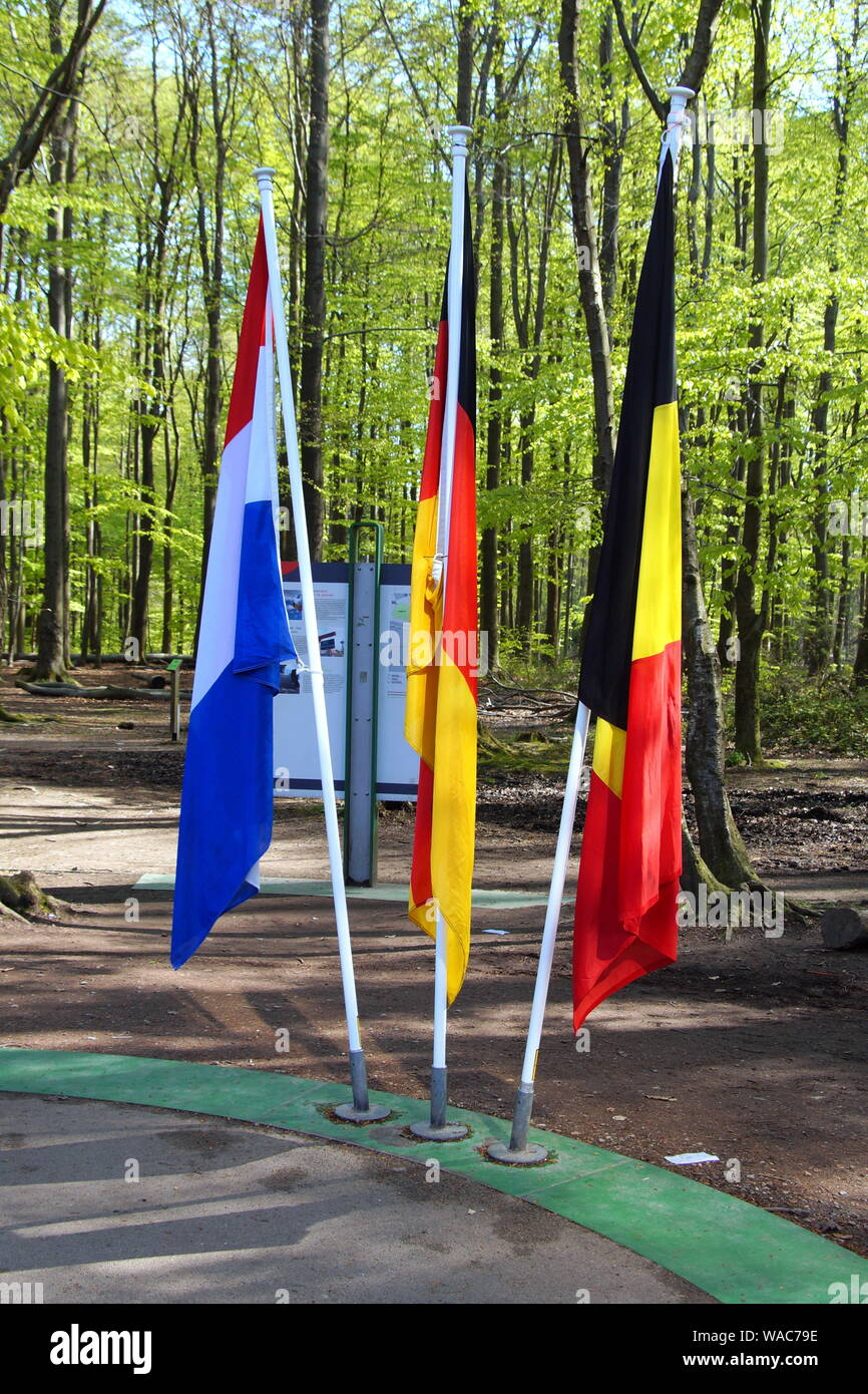 Tripoint frontera entre los Países Bajos, Alemania y Bélgica - punto de tres países. Foto de stock