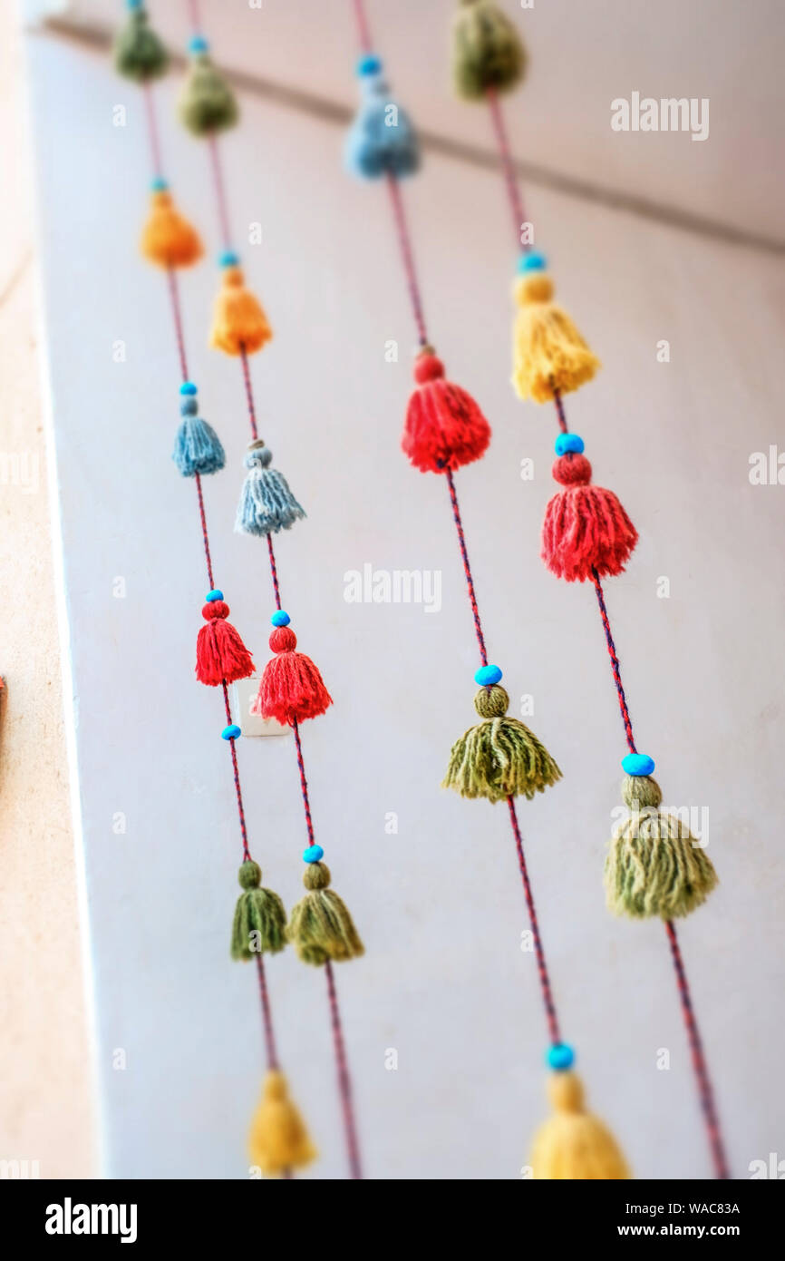 Cierre de borlas decorativas de colores colgando para la venta Fotografía  de stock - Alamy