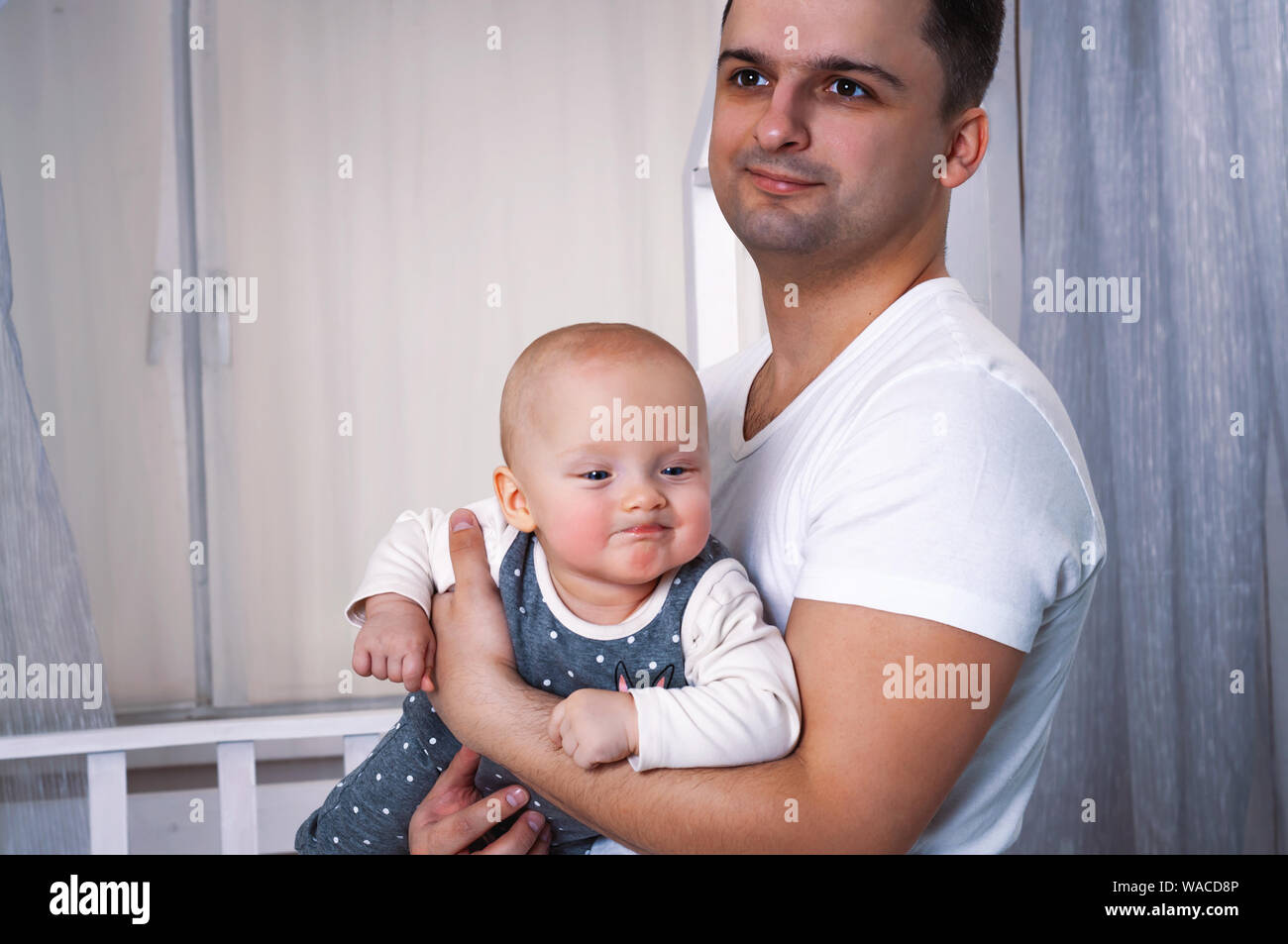 Hija En Los Brazos Del Papa Papa Juega Con El Bebe Las Enfermeras Su Fotografia De Stock Alamy Hija En Los Brazos Del Papa Papa Juega Con El Bebe Las Enfermeras Su Fotografia De Stock Alamy
