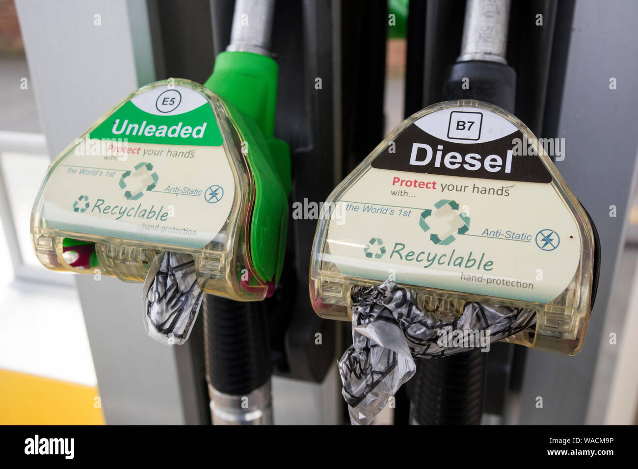 Guantes de plástico reciclable en una estación de gasolina, Gran Bretaña, REINO UNIDO Foto de stock