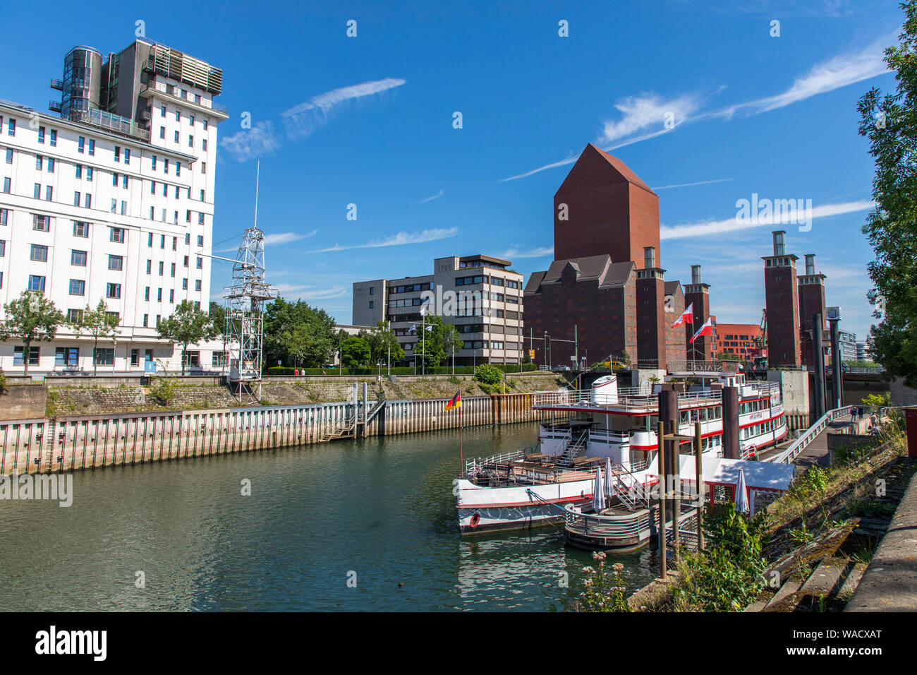 Duisburgo, Inner Harbour, edificio de oficinas, puente Schwanentor Foto de stock