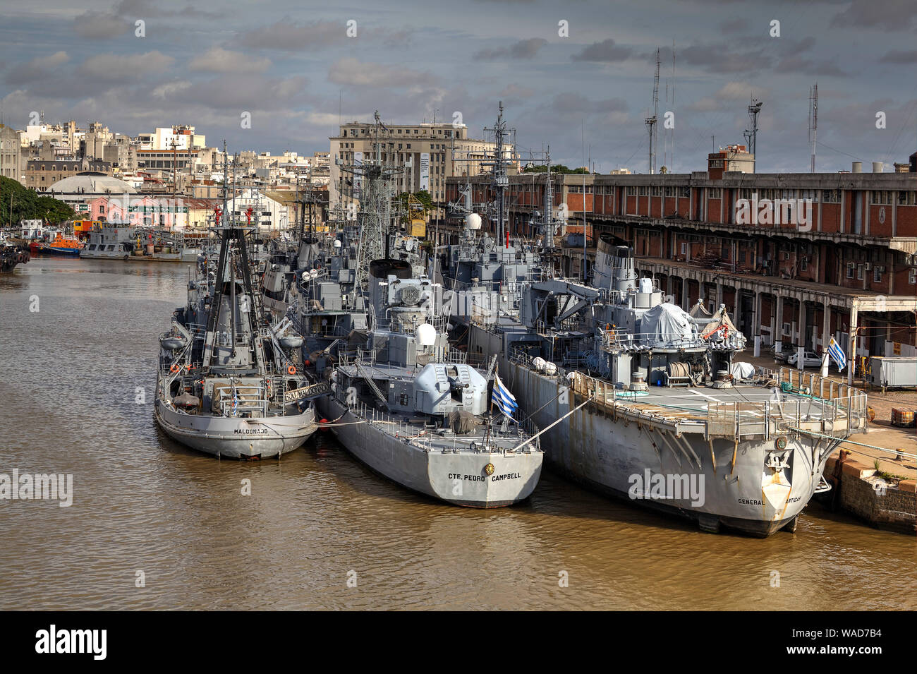 Buques de la Armada Uruguaya en Montevideo. Foto de stock