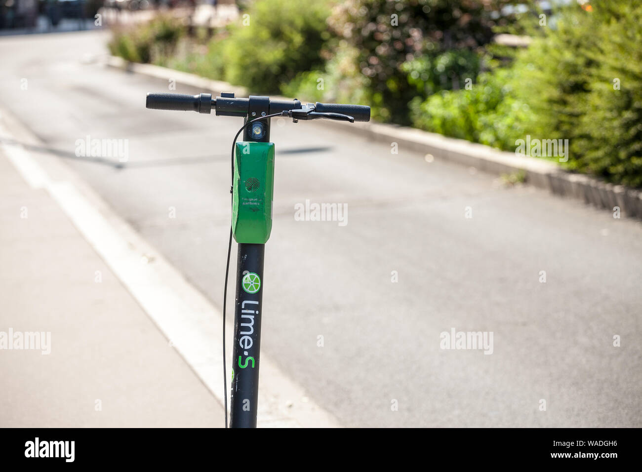 LYON, FRANCIA - Julio 13, 2019: Cal logotipo en uno pf sus scooters eléctricos en Lyon. Cal es una empresa de transporte especializada en dockless electric s Foto de stock