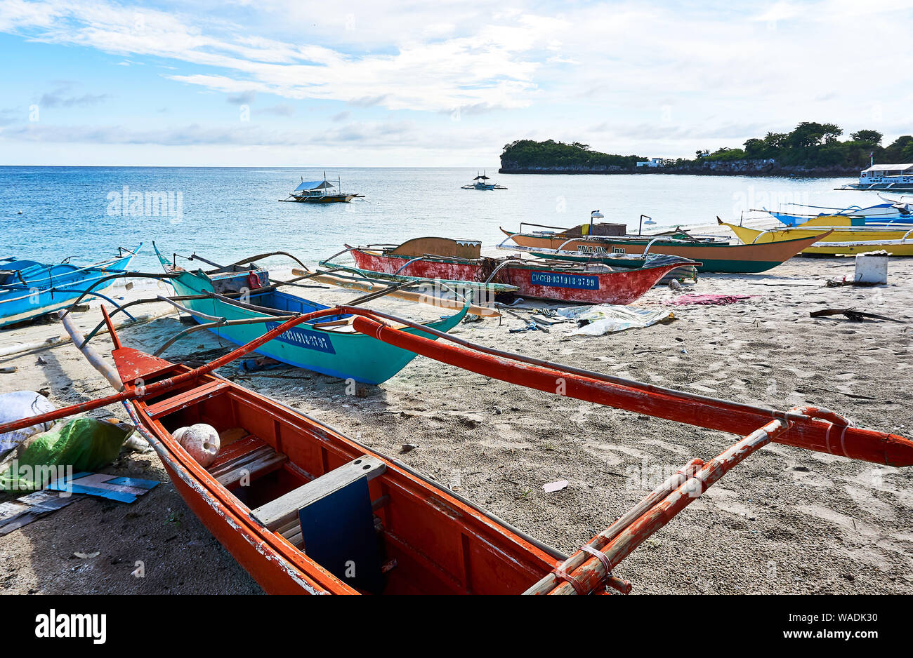 Malapascua, Filipinas, 2019. Julio 15 barcos en la playa en Malapascua Filipinas Foto de stock