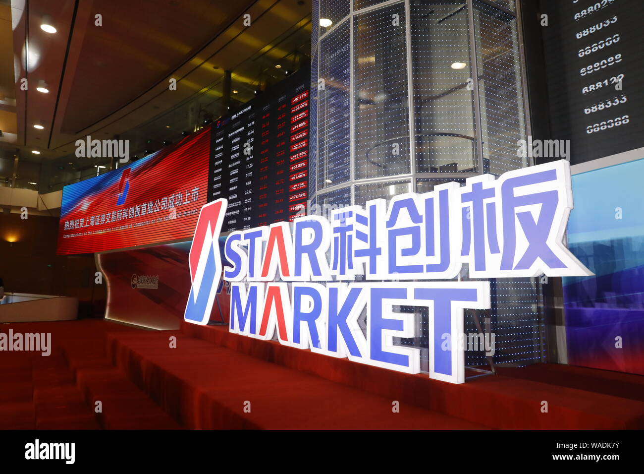 El índice bursátil y los precios de las acciones se muestran durante la ceremonia de anuncio del primer lote de compañías en el mercado estrella de SSE en Shanghai, Chi Foto de stock