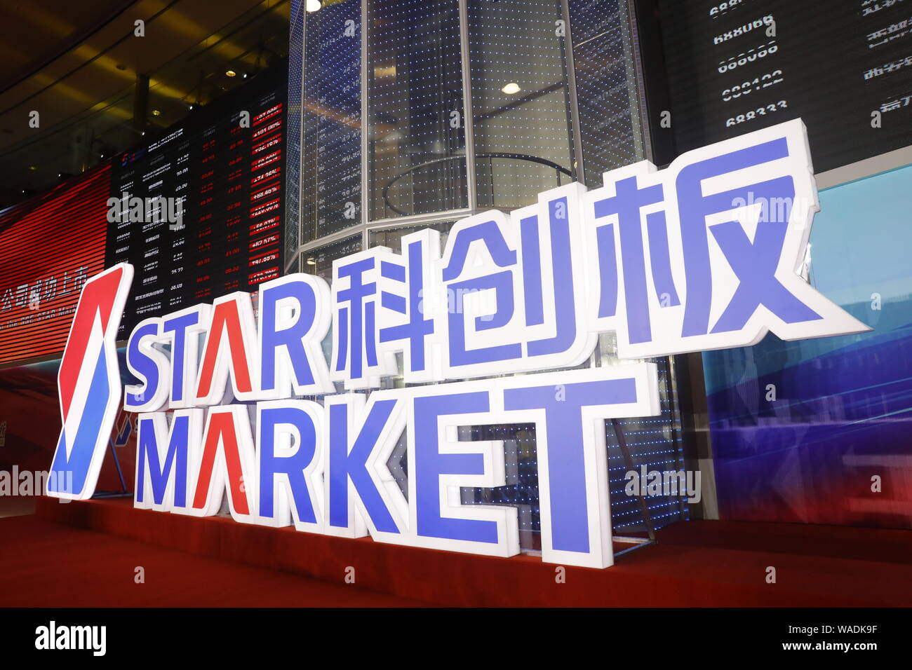 El índice bursátil y los precios de las acciones se muestran durante la ceremonia de anuncio del primer lote de compañías en el mercado estrella de SSE en Shanghai, Chi Foto de stock