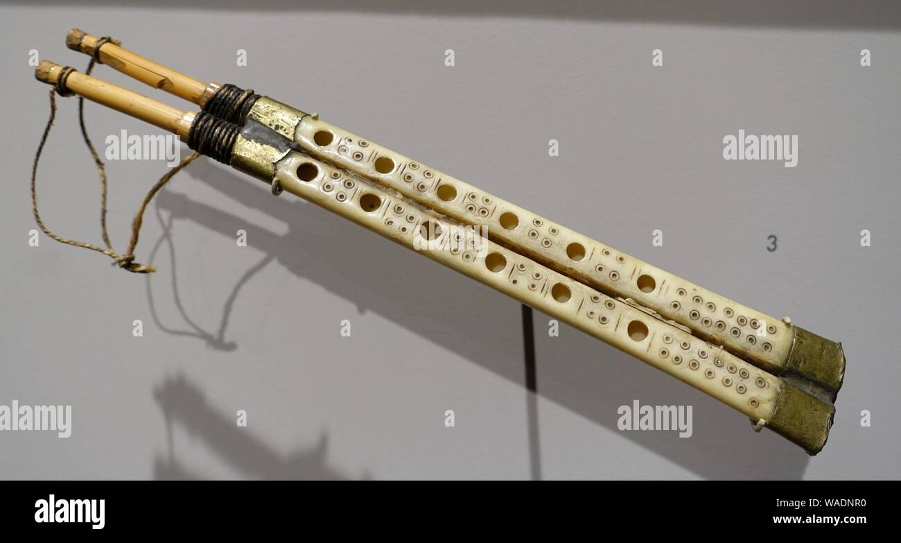 Flauta doble, comprado en Jerusalén, c. 1902, hueso Foto de stock