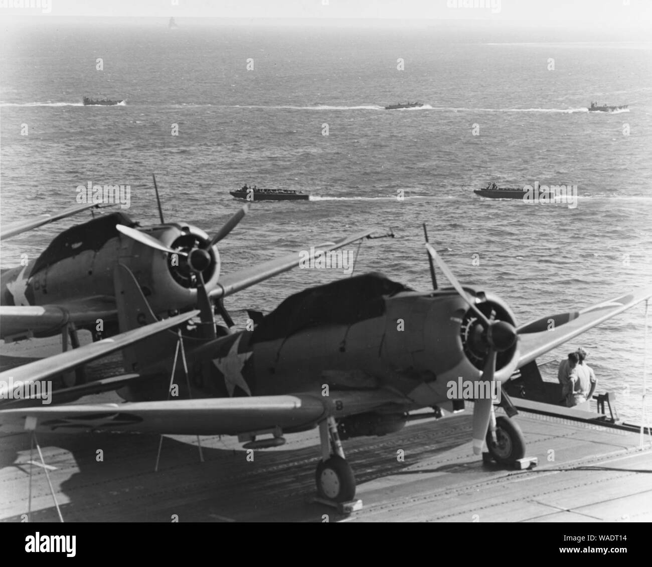 Douglas SBD bombarderos en USS Enterprise (CV-6) el 24 de julio de 1942 (80-G-7863). Foto de stock