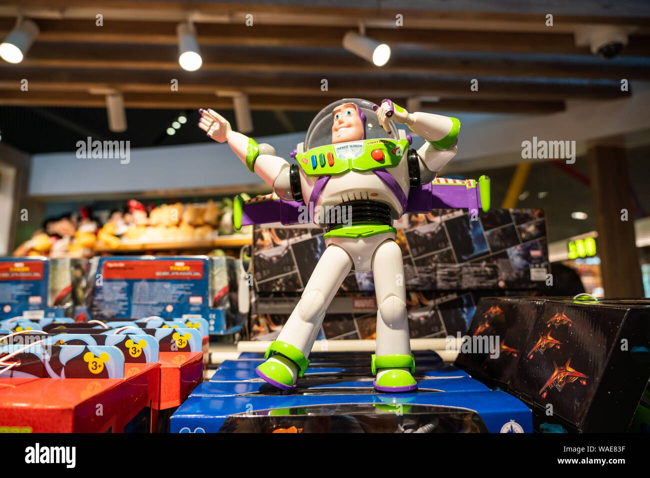 Buzz Lightyear toy visto en una tienda Disney de Shanghai en el Aeropuerto  Internacional de Shanghai Hongqiao Fotografía de stock - Alamy