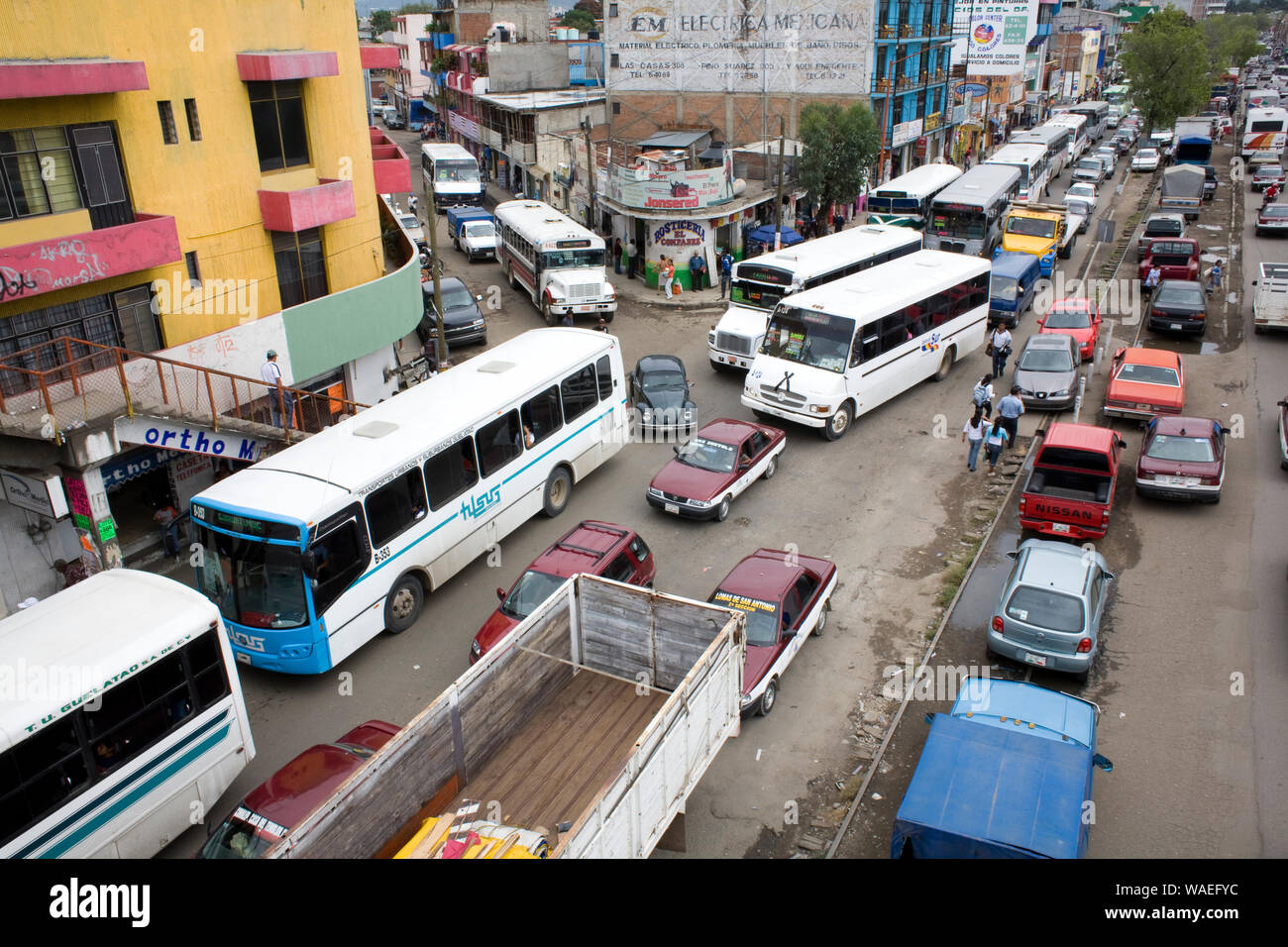 Atasco de tráfico con los coches y autobuses en la zona ruidosa y concurrida calle, ciudad de Oaxaca, Oaxaca, México Foto de stock