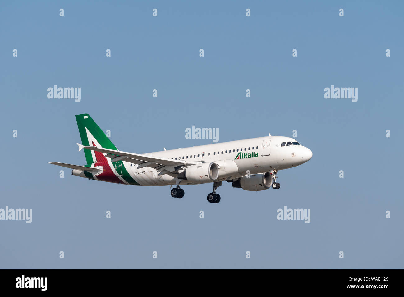 Munich, Alemania - 31 de marzo. 2019: Airbus A319-112 Alitalia con la aeronave matrícula EI-IMD en el enfoque hacia el sur de la pista 08R del Mu Foto de stock
