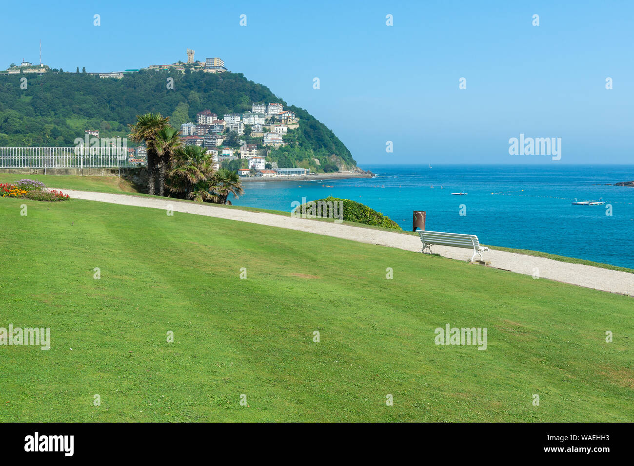 Jardines de Miramar con Igueldo mountain como telón de fondo, Donostia-San Sebastián, España Foto de stock