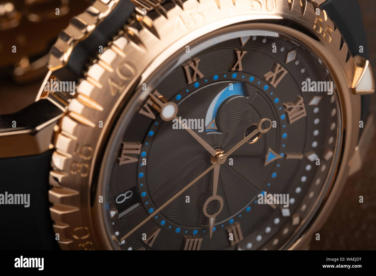 Vista de cerca del bonito reloj de pulsera del hombre sobre Vista de cerca del bonito reloj de pulsera del hombre