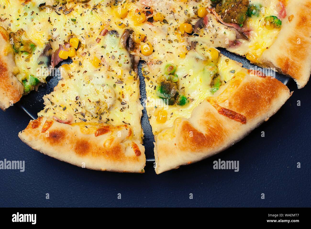Primer plano de una pizza Foto de stock
