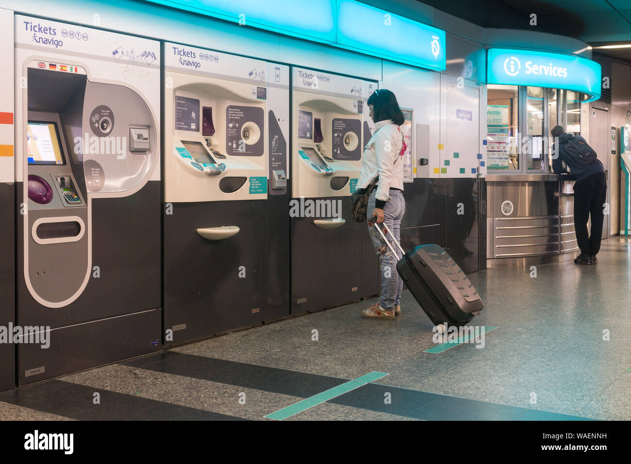 Máquina de billetes de metro de París - una mujer compra de billetes para el metro en París, Francia, Europa. Foto de stock