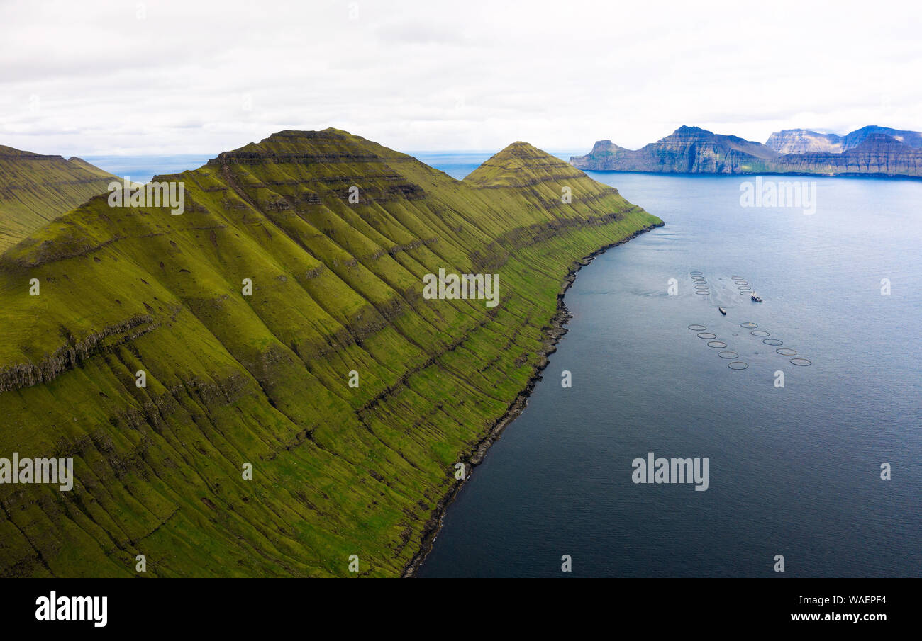 Vista aérea de las montañas y fiordos en Islas Feroe Foto de stock