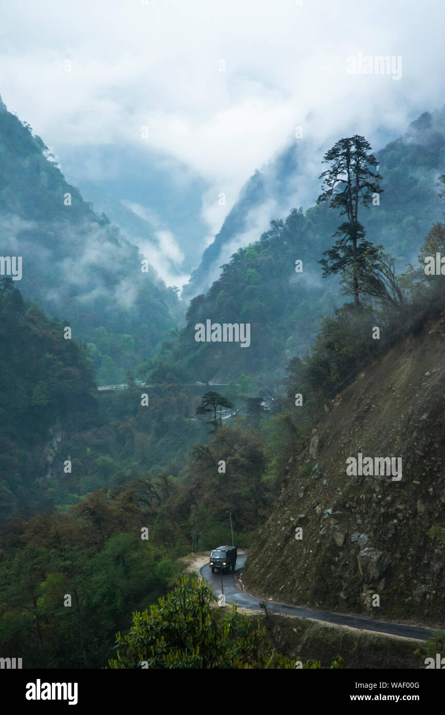 Vehículo de transporte en alta montaña pasa a Lachun, Sikkim, India. Foto de stock