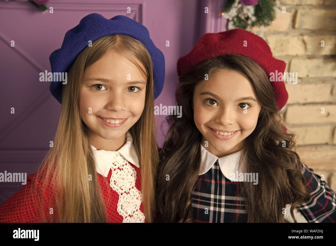 Noble dama concepto. Las niñas francés chiquillos rostro sonriente posando  en sombreros. Cómo llevar boina francesa. Boina inspiración de estilo. Cómo  usar boina como chica de moda. Boina moda accesorio para mujeres