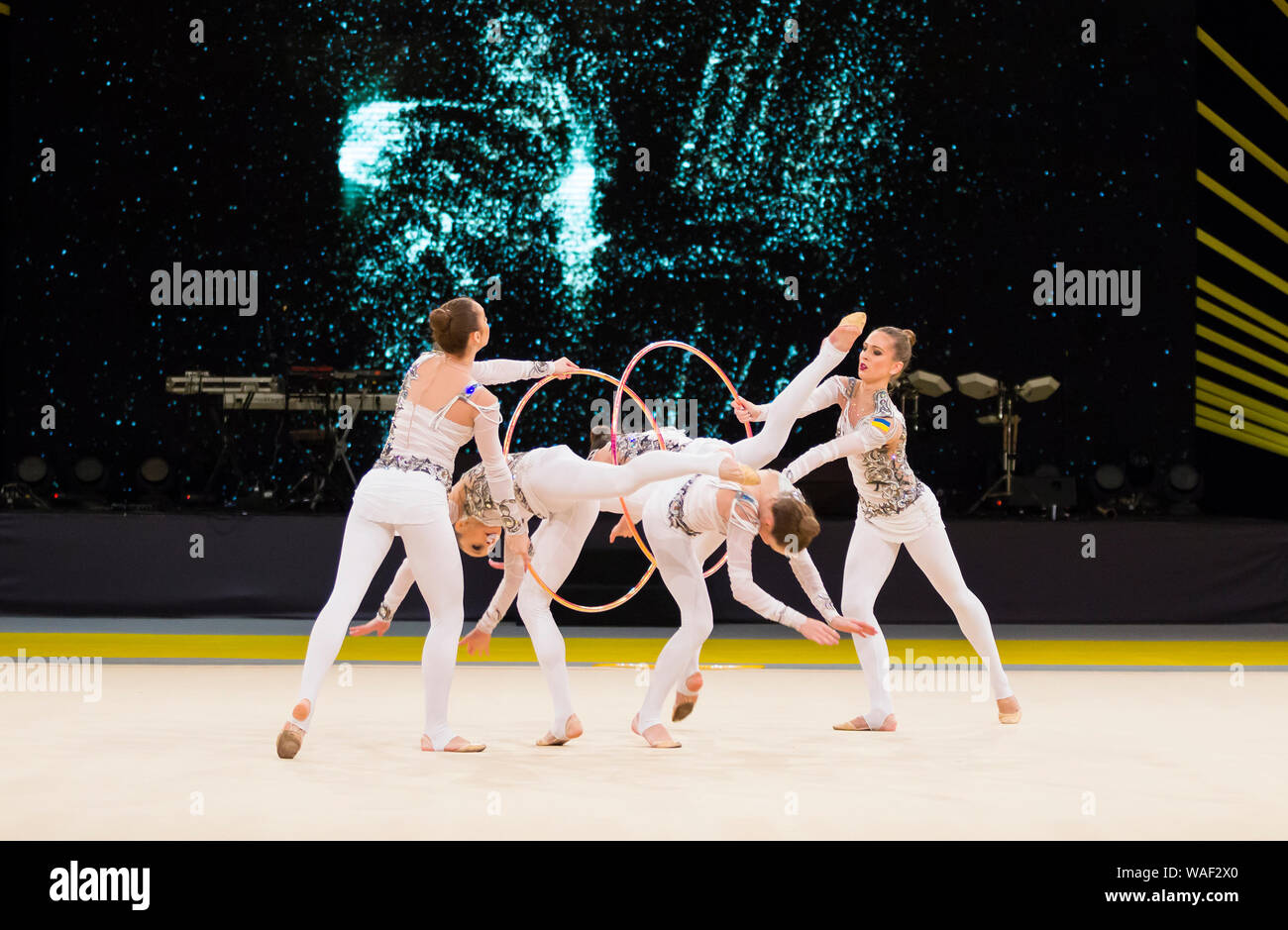 Kiev, Ucrania - Marzo 19, 2017: El Equipo de Ucrania realiza con aros en Deriugina Cup Grand Prix (Torneo Internacional de Gimnasia Rítmica) Foto de stock