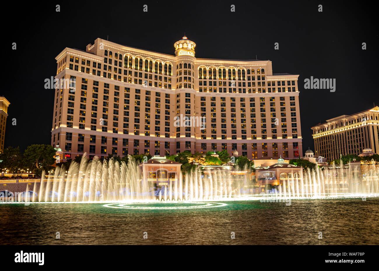 Fuente luminosa en frente del Bellagio Hotel, hotel de lujo en la noche, Las Vegas Strip, Las Vegas Boulevard, Las Vegas, Nevada, EE.UU. Foto de stock