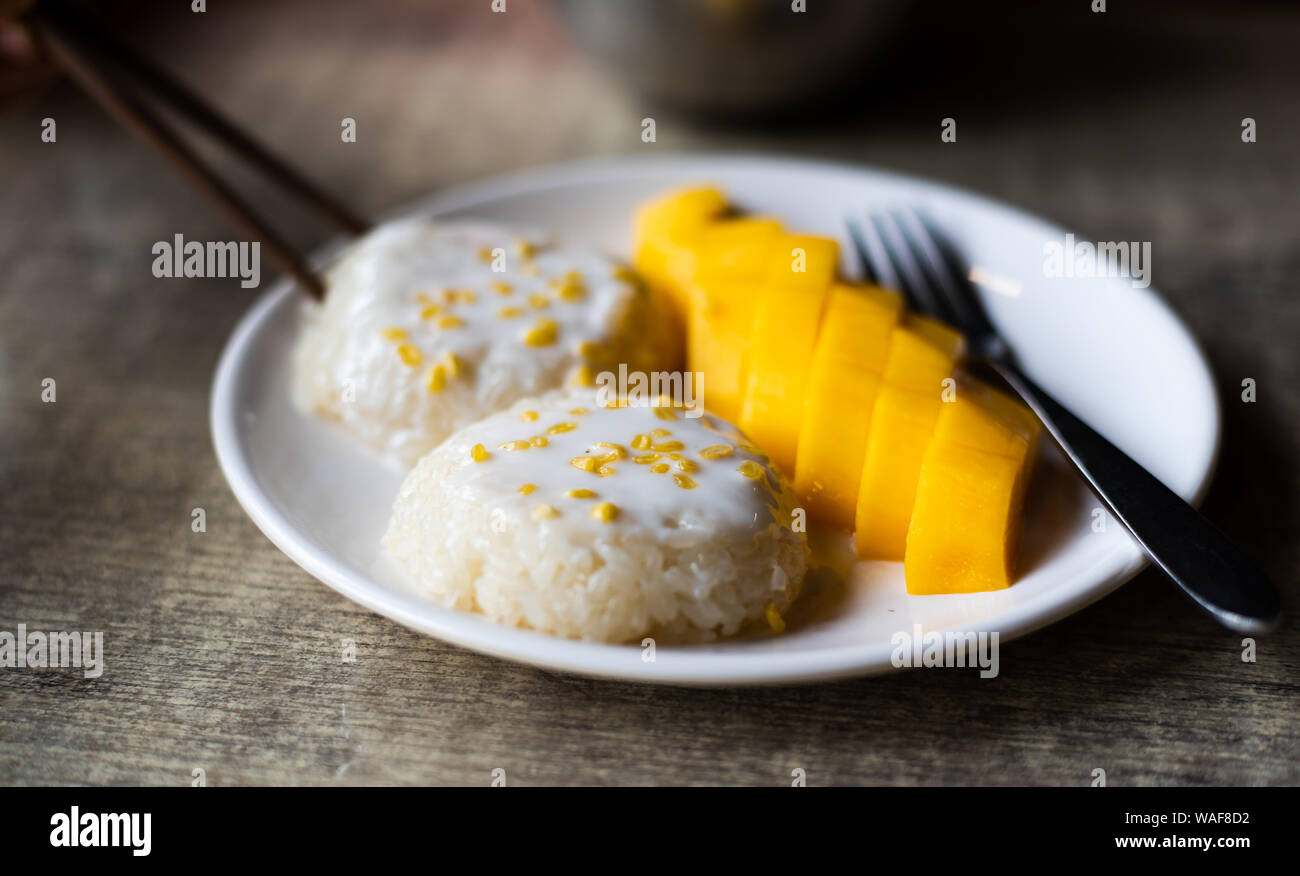 Mango arroz pegajoso tailandés en un plato de postre de Asia Foto de stock