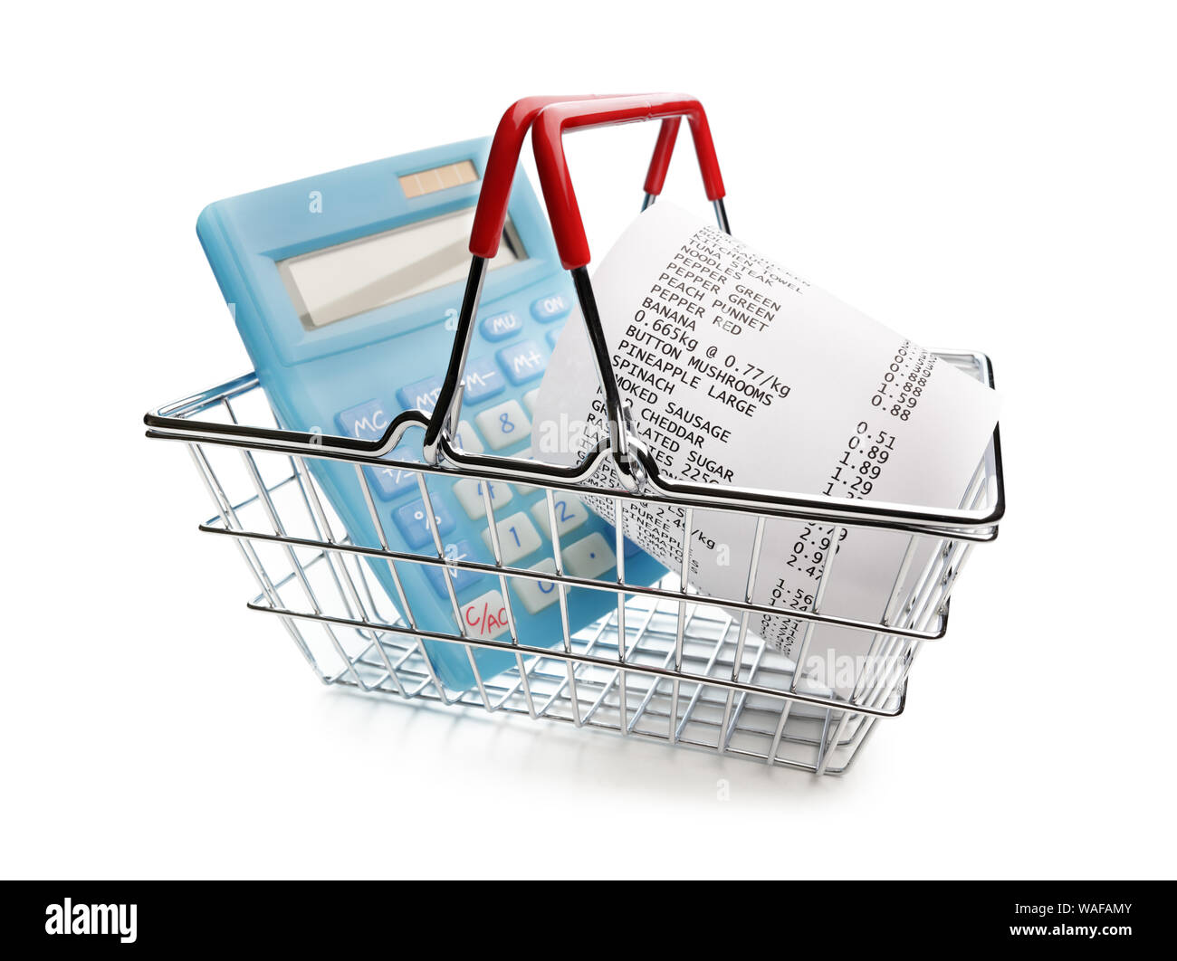 Recibo de compras, calculadora y cesta concepto para gastos de comestibles y consumismo Foto de stock