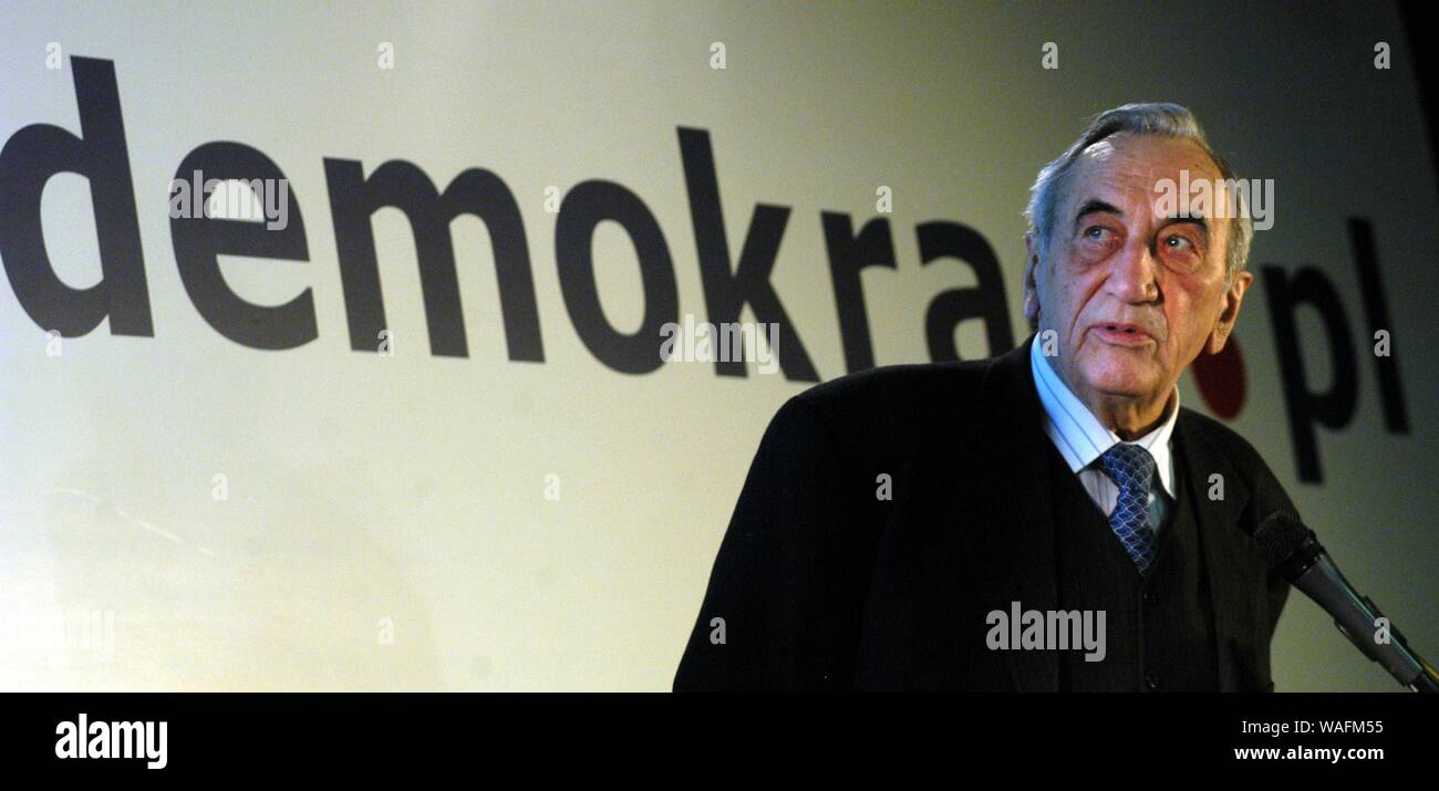 Konferencja prasowa Partii Demokratycznej ' I Ty mozesz zostac Demokrata ' . nz. Tadeusz Mazowiecki . 17-03-2005 , Warszawa fot. Maciej Figurski / FORO Foto de stock