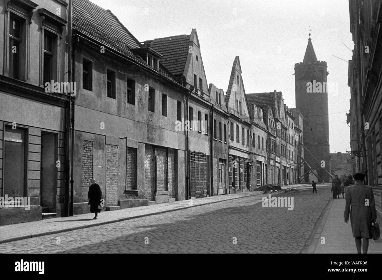 Paczkow, 05.1957. Las casas. Fot. Wojciech Plewinski/FORO Foto de stock