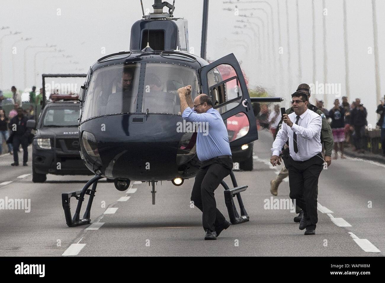 rio-de-janeiro-brasil-20-aug-2019-wilson-witzel-c-el-gobernador-del-estado-de-rio-de-janeiro-se-celebra-despues-de-un-francotirador-de-la-policia-de-elite-de-rio-de-janeiro-mato-al-secuestrador-que-celebro-los-ocupantes-de-un-bus-de-rehen-a-quien-las-autoridades-lograron-liberarlos-sobre-el-puente-del-rio-niteroi-en-rio-de-janeiro-brasil-20-de-agosto-de-2019-segun-un-informe-preliminar-de-la-policia-militar-pm-en-la-escena-el-hombre-enmascarado-que-estaba-armado-murio-cuando-era-trasladado-en-ambulancia-a-un-hospital-cercano-credito-antonio-lacerda-efe-alamy-live-news-wafw8m.jpg