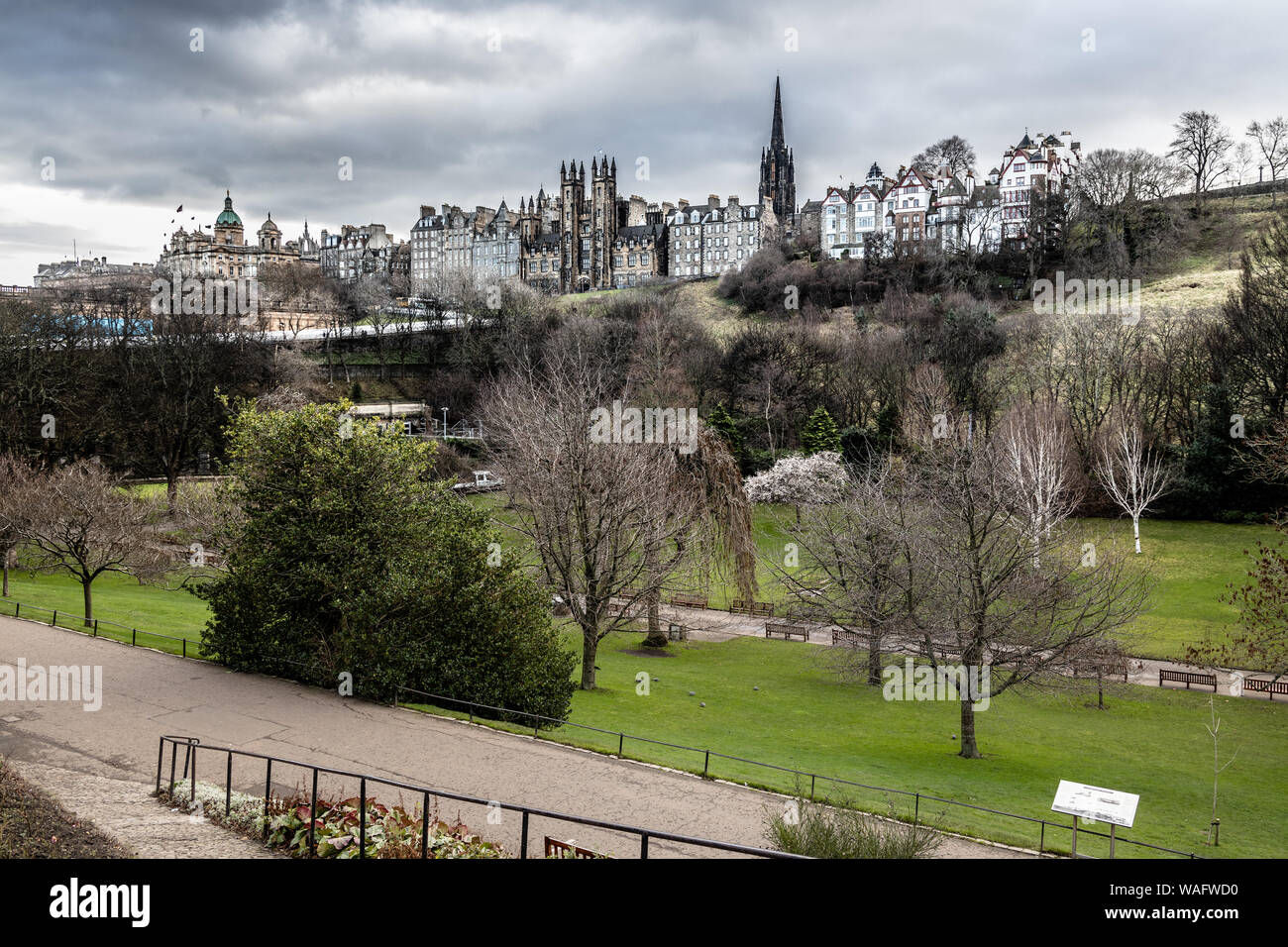 Vista icónico de viejas casas y edificios del casco antiguo de Edimburgo Princes Gardens en primer plano Foto de stock