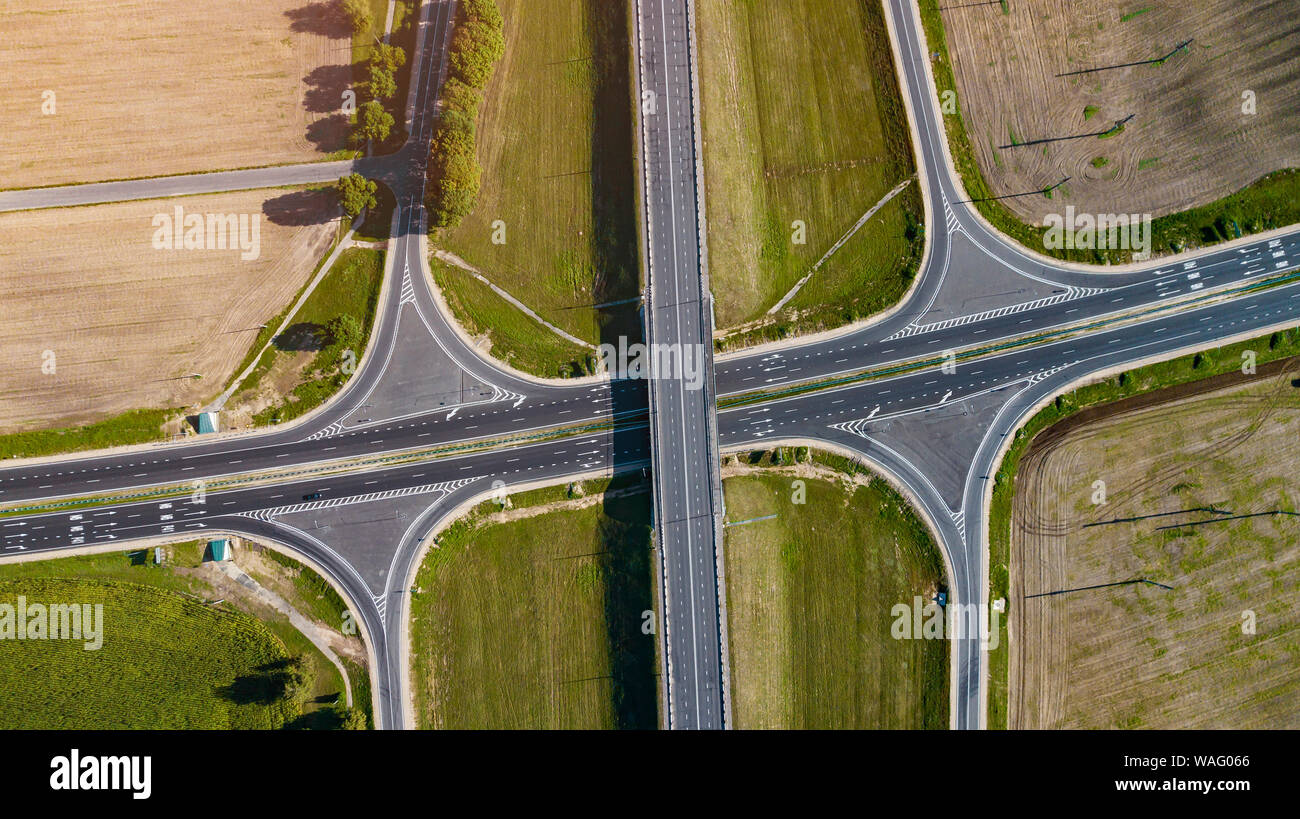 Vista aérea del cruce de carretera desde arriba drone Foto de stock