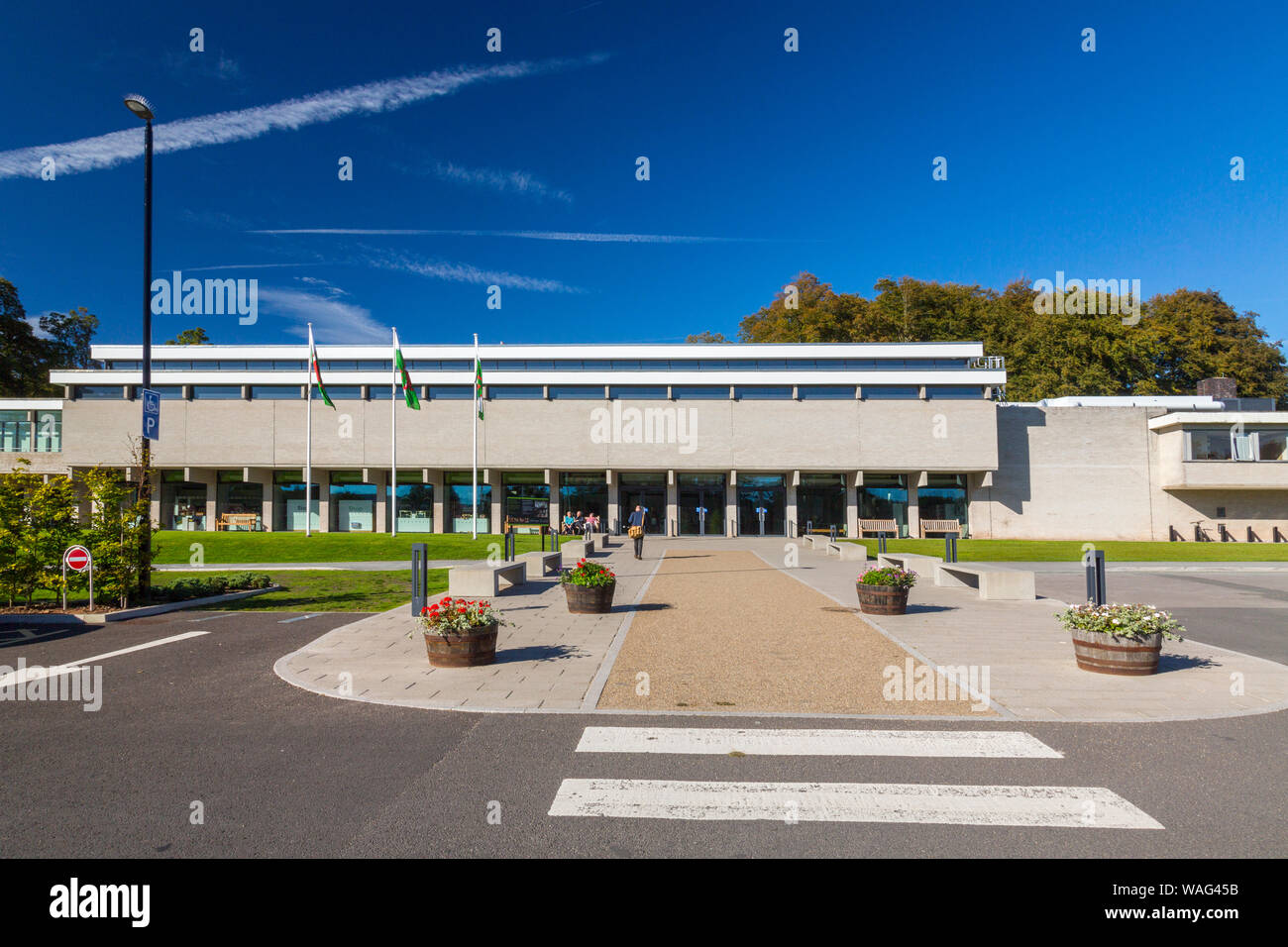 El nuevo 2017 entrada principal y oficinas de administración en St Fagans Museo Nacional de Historia galesa, Cardiff, Gales, Reino Unido Foto de stock