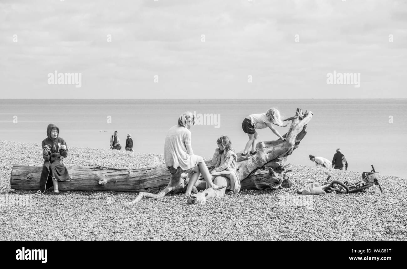 Las familias disfruten de un día en la playa, Gran Bretaña, REINO UNIDO Foto de stock