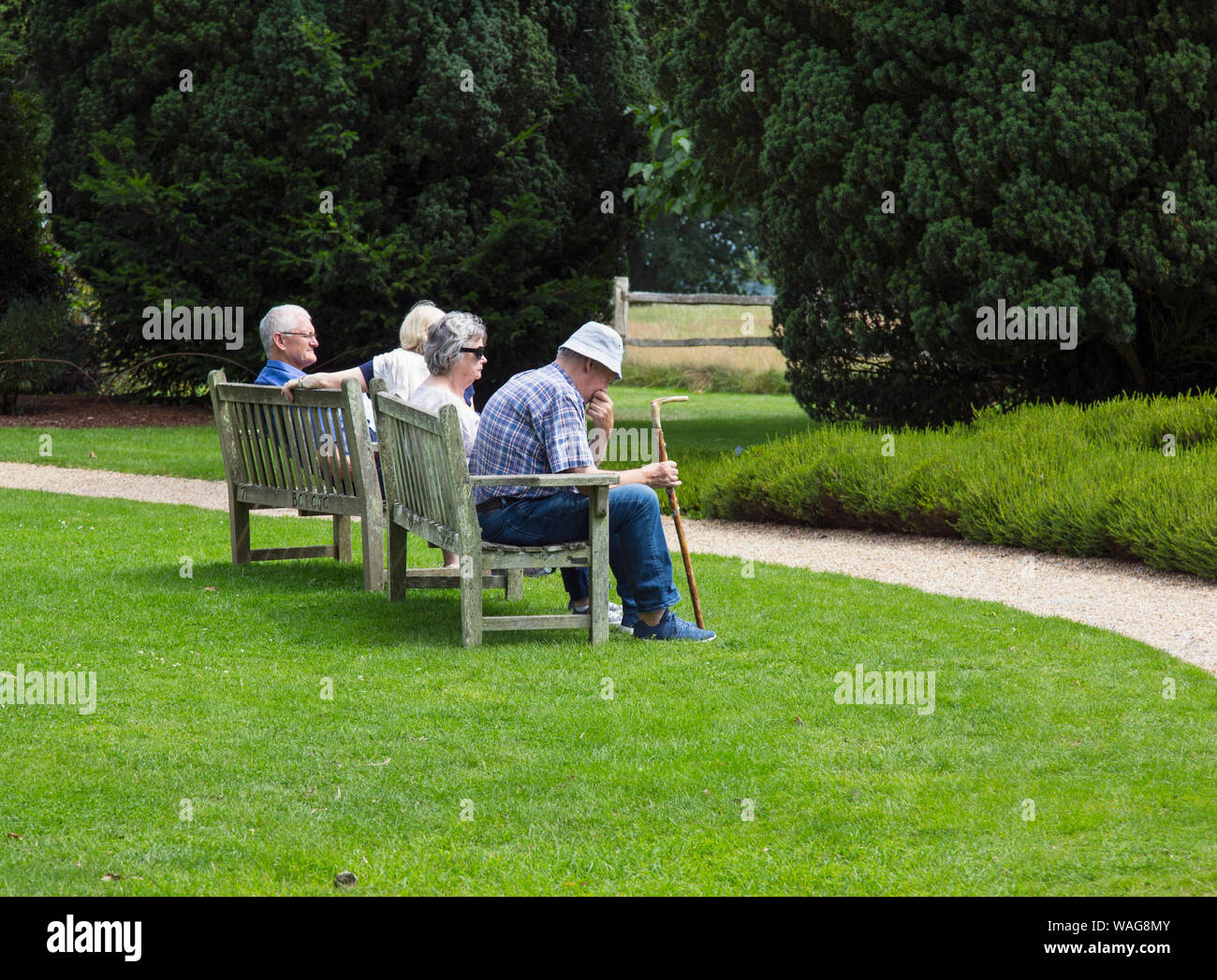 Los pensionistas descansando en un banco Foto de stock