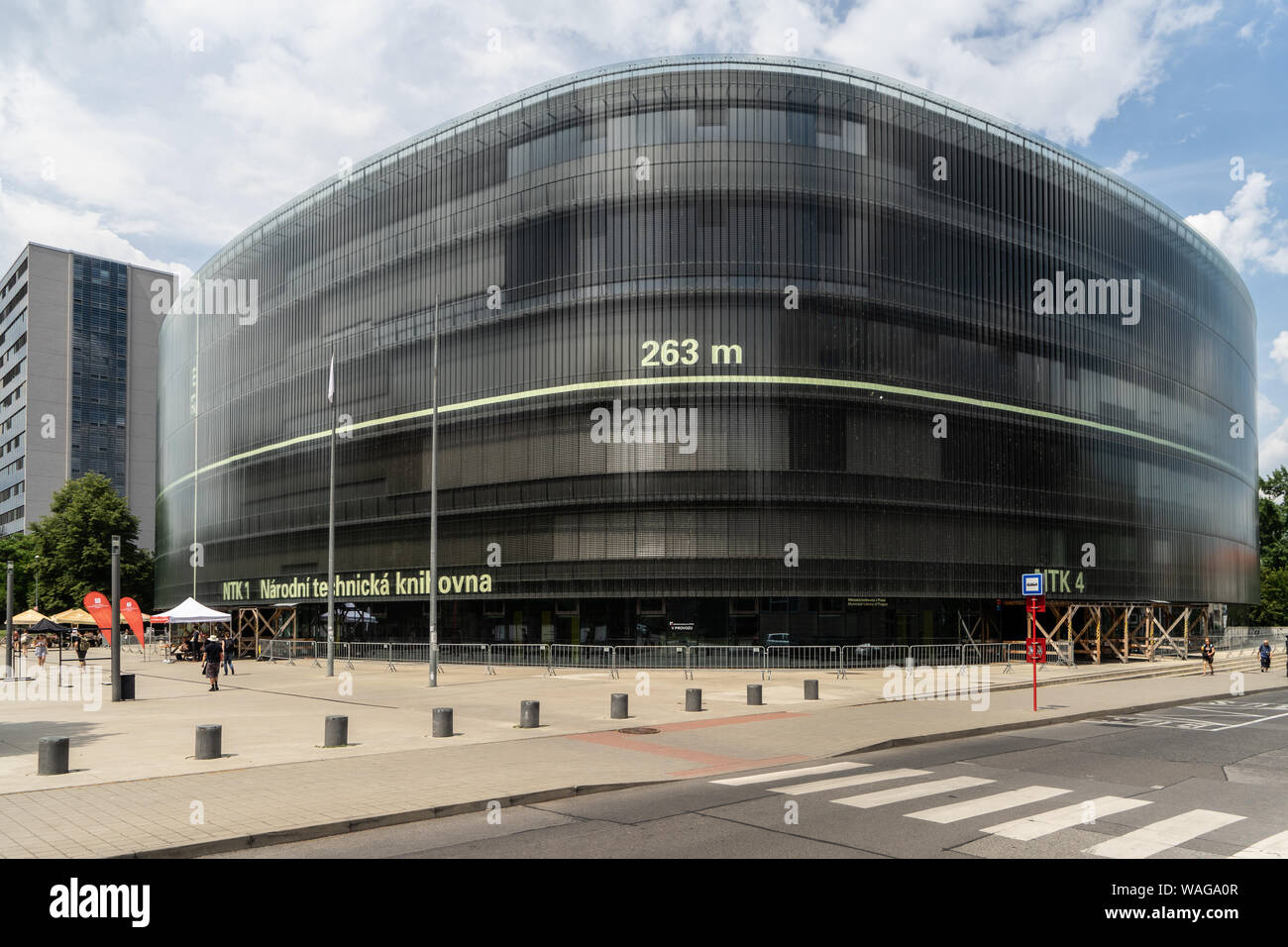 Biblioteca técnica nacional en el distrito de Dejvice, Praga. Este famoso edificio fue diseñado