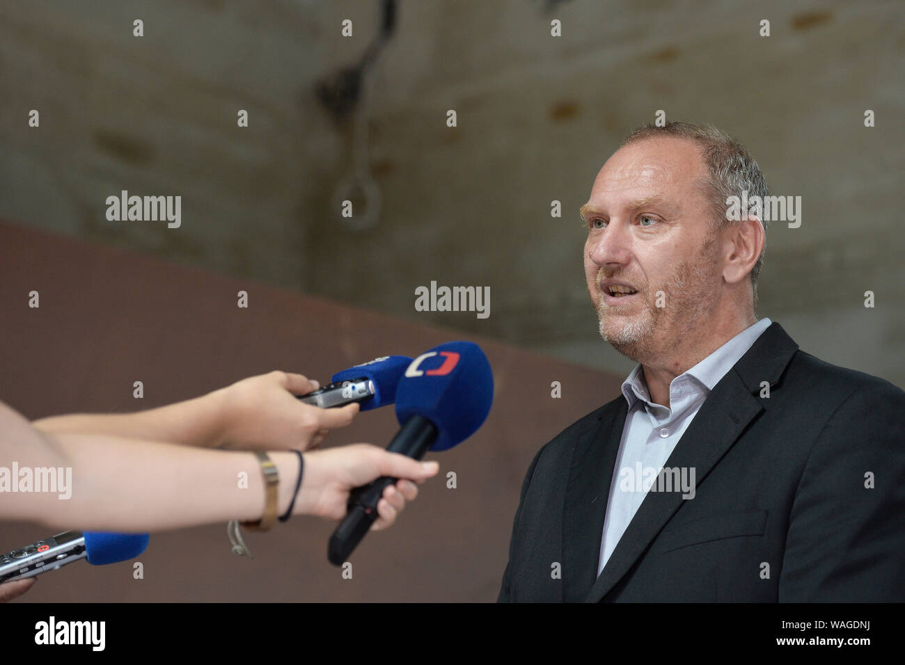 En el lugar de nacimiento del estudiante Jan Palach en Vsetaty, República Checa, el 20 de agosto de 2019, de continuar las obras en el monumento, que será inaugurado en el último fin de semana de septiembre. Palach, un estudiante de la Universidad Charles la Facultad de Artes, se puso sobre el fuego en Praga el 16 de enero de 1969 en protesta contra la creciente letargo después del 21 de agosto de 1968 la Unión Soviética condujo a la invasión de Checoslovaquia. Murió de quemaduras mortales tres días más tarde, con 20 años de edad. En la foto el Director del Museo Histórico, parte del Museo Nacional, Marek Junek habla a los periodistas. (CTK Foto/Michaela Rihova) Foto de stock