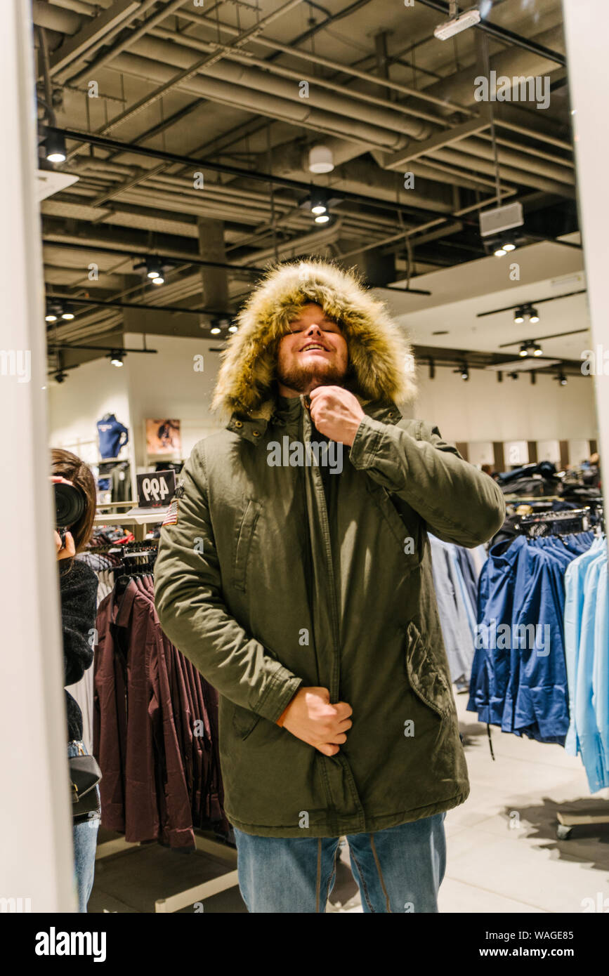 LVIV, Ucrania - Octubre 27, 2018: el hombre tratando de nueva Chaqueta  invierno. fashion shop Fotografía de stock - Alamy