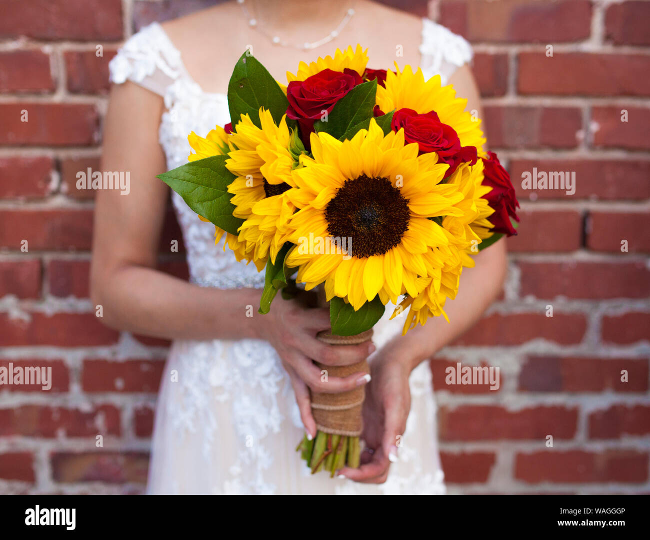 Novia con un ramo de rosas rojas, girasoles y centrarse en las flores  Fotografía de stock - Alamy