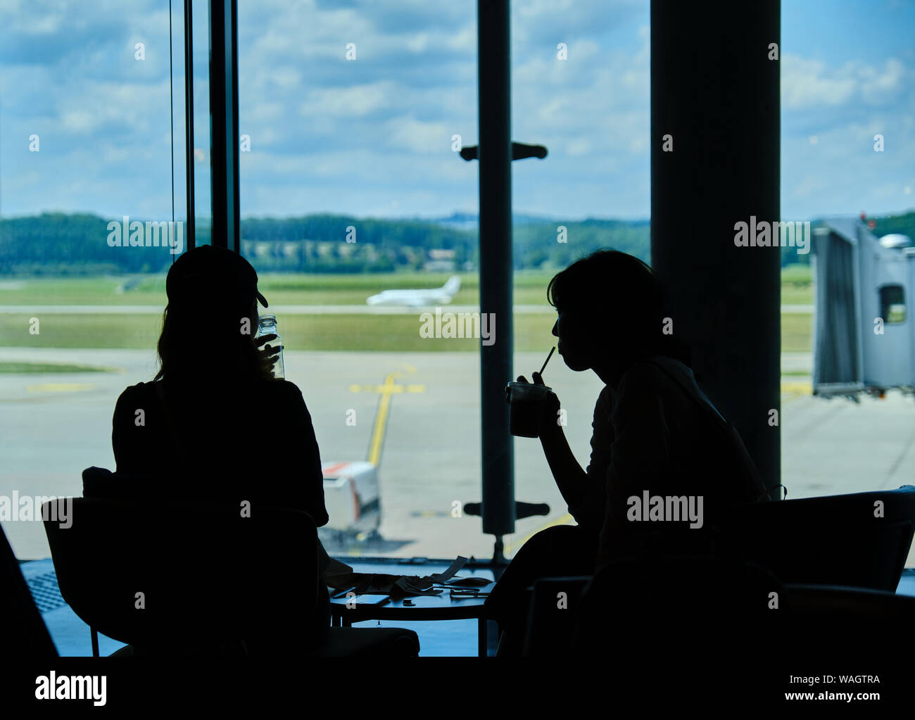 Silueta de la mujer bebiendo café en el aeropuerto Foto de stock