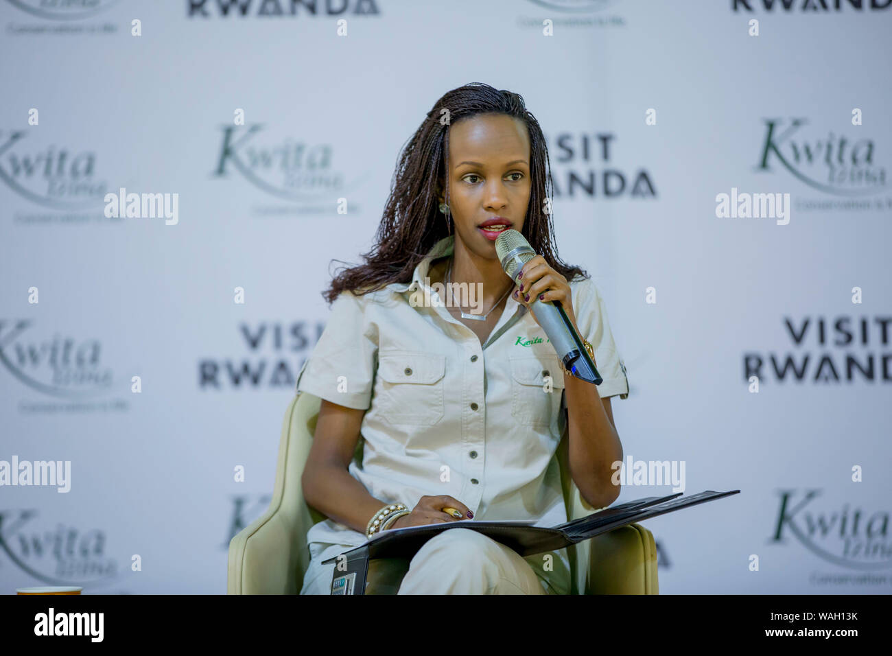 (190820) -- Kigali, el 20 de agosto, 2019 (Xinhua) -- Belise Kariza, Jefe Oficial de Turismo de la Junta de Desarrollo de Ruanda (RDB) aborda el tema de los reporteros acerca del próximo bebé gorila ceremonia anual de nomenclatura en Kigali, Rwanda, el 20 de agosto, 2019. Rwanda vendió 15,132 gorila de montaña permite vale 19,2 millones de dólares EE.UU. para los turistas en 2018, Belise Kariza dijo el martes. Para ir con "Rwanda gana 19,2 millones USD de gorila de montaña seguimiento de los permisos en 2018" (Junta de Desarrollo de Ruanda/Folleto a través de Xinhua) Foto de stock