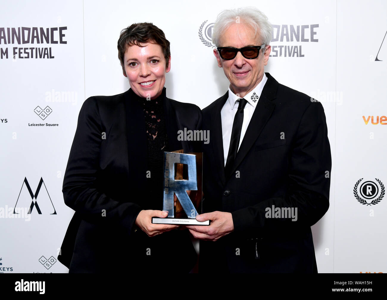 Elliot Grove (derecha) presenta Olivia Colman con el Raindance icono 2019 Premio durante el Raindance Film Festival 2019 celebrado en Londres. Foto de stock