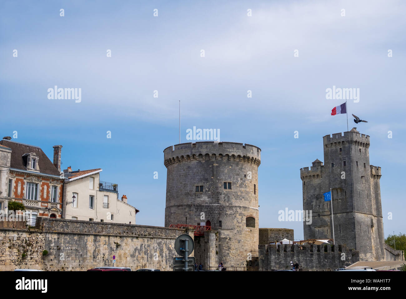 La Rochelle, Francia - 07 mayo, 2019: Tour de San Nicolás y de la Chaine en Vieux Port de La Rochelle, Francia Foto de stock