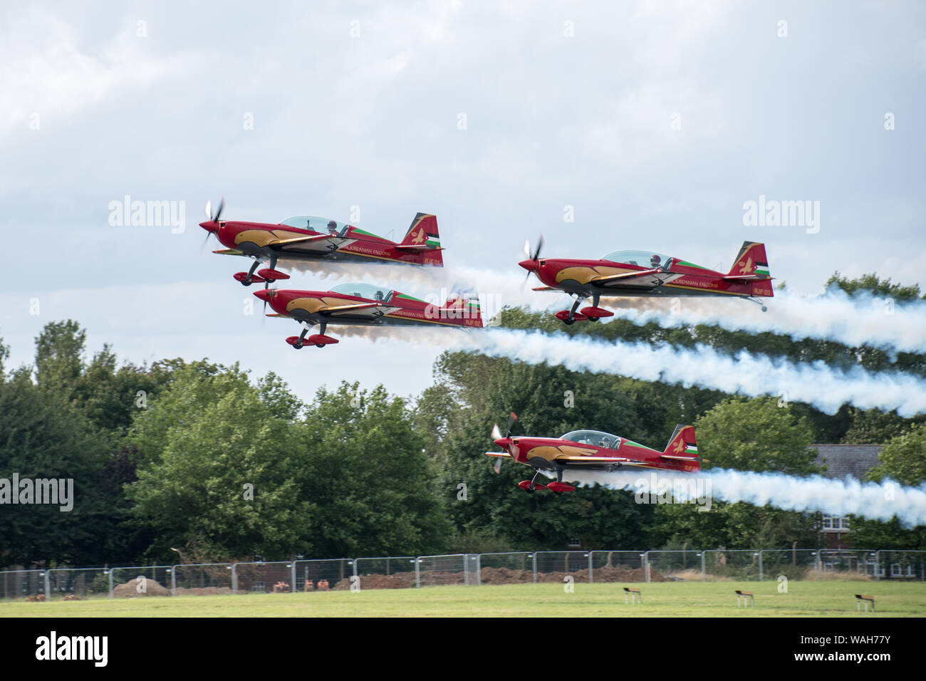 Royal Jordanian Falcons Visualización aérea con humo en el aire durante el vuelo en formación Foto de stock