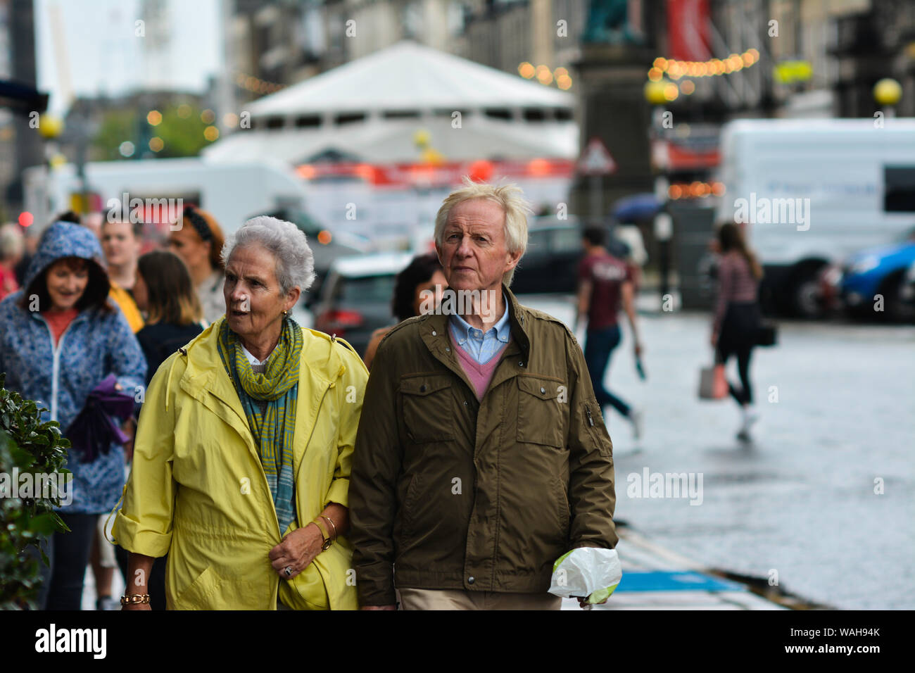 La vida cotidiana en Edimburgo un lugar de interés para el visitante, con muchos lugares para descubrir y disfrutar Foto de stock