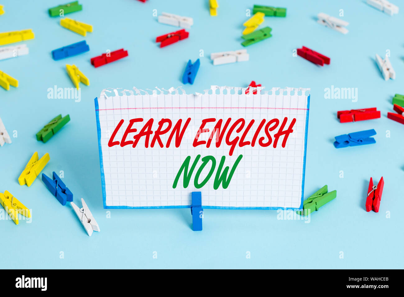 Signo de texto mostrando aprender Inglés ahora. Exhibición fotográfica