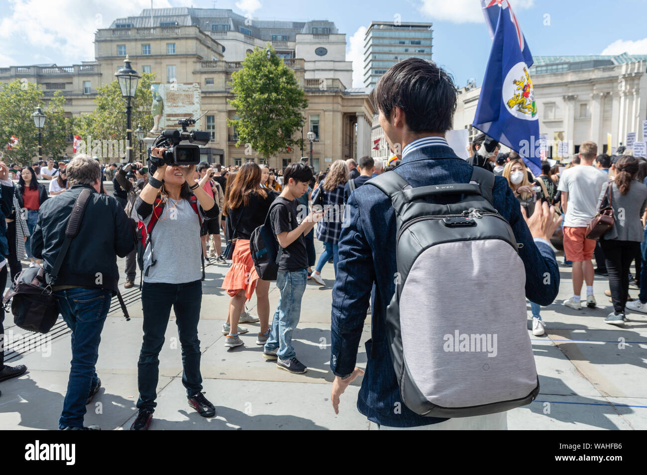 Londres, Reino Unido - 17 de agosto de 2019: la corresponsal de noticias japonesas informando del Reino Unido solidaridad con Hong Kong rally. Foto de stock